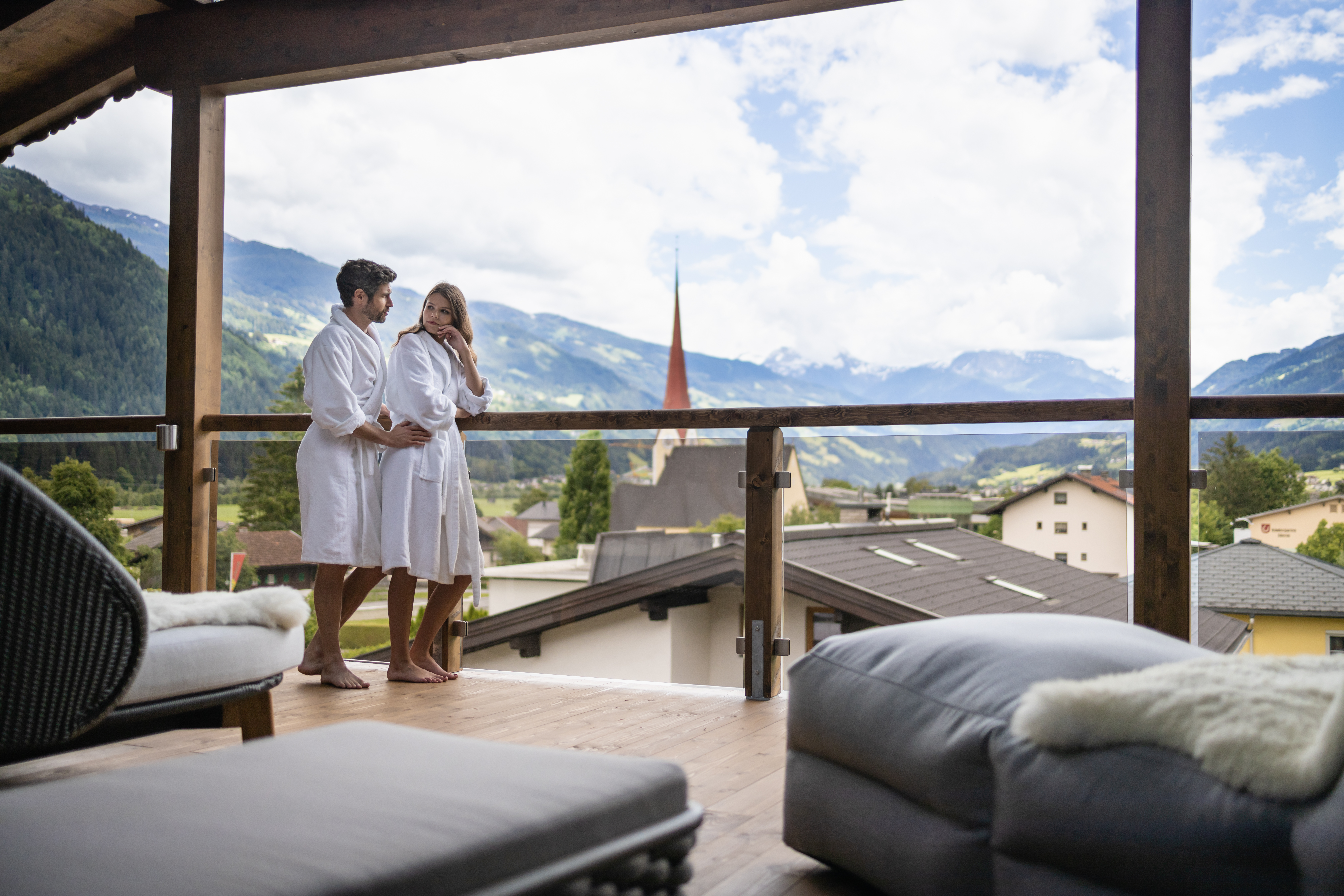 Golfhotel: Schaue der Natur mit ihren grauen Bergen und grünen Hängen beim Performen zu, während du dich ausruhst, schwimmst oder der Sauna einen Besuch abstattest. Selbst wir können uns vom Ausblick unseres HOCH OBEN_ON PONT. nicht satt sehen!  - Hotel Wöscherhof