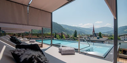 Golfurlaub - Fahrstuhl - SKY-INFINITY POOL
270° Panoramablick auf die Landschaft Tirols: Die Berge, Uderns und das Zillertal liegen dir zu Füßen, während du in unserem neuen Sky-Infinity Pool abtauchst. - Hotel Wöscherhof