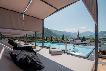 Golfhotel: SKY-INFINITY POOL
270° Panoramablick auf die Landschaft Tirols: Die Berge, Uderns und das Zillertal liegen dir zu Füßen, während du in unserem neuen Sky-Infinity Pool abtauchst. - Hotel Wöscherhof
