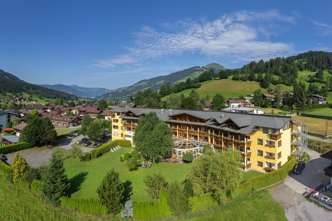 Golfhotel: Hotel Alpenhof Brixen mit Blick zur Hohen Salve - Hotel Alpenhof Brixen