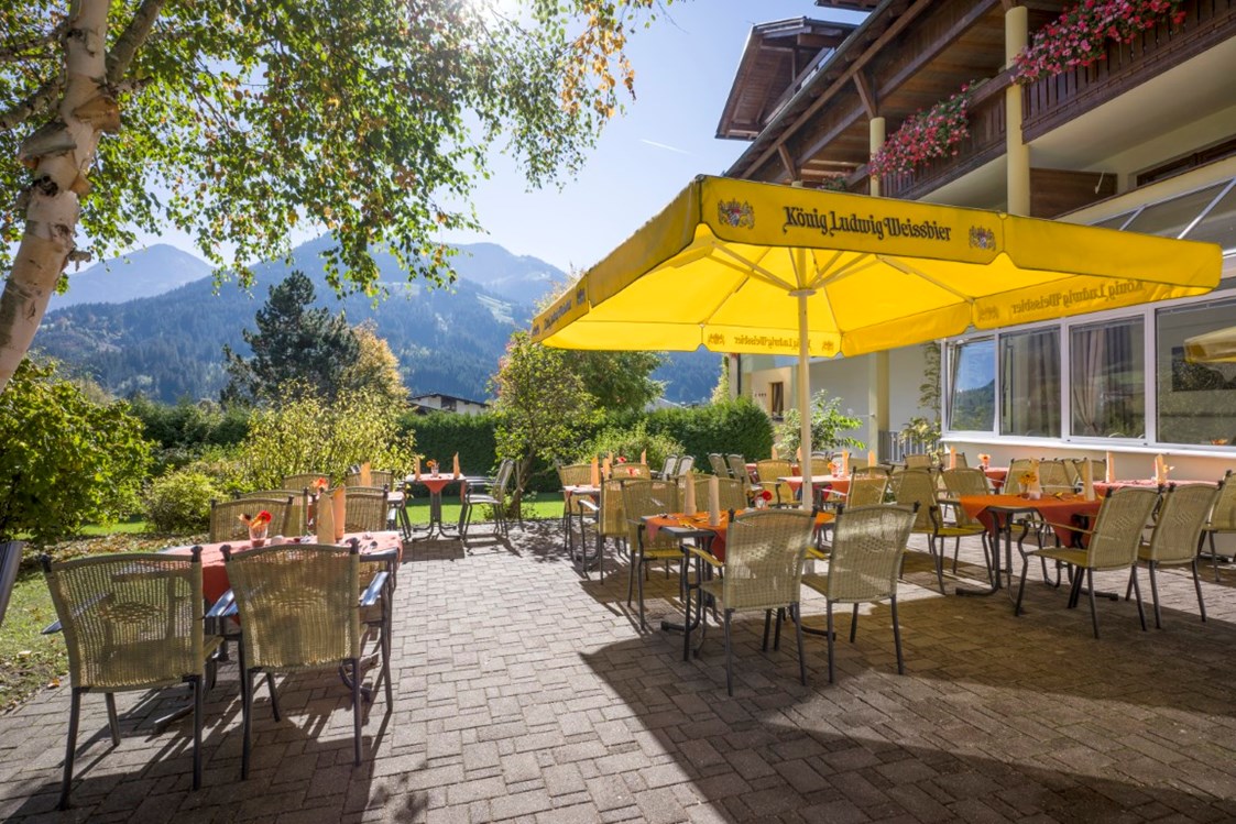 Golfhotel: Geniessen Sie die wunderbare Aussicht oder Ihre Mahlzeiten auf unserer Sonnenterrasse. - Hotel Alpenhof Brixen