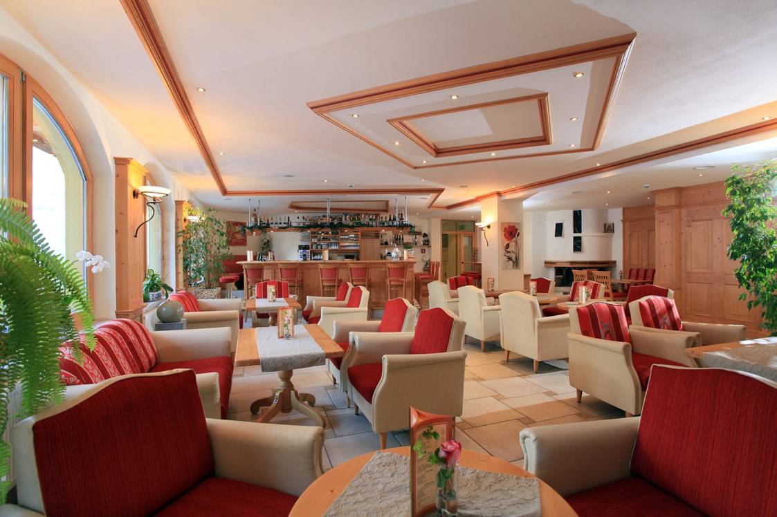 Golfhotel: Hotelhalle mit Bar - Hotel Alpenhof Brixen