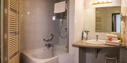 Golfurlaub - Restaurant - Badezimmer Landhaus - Tennis Golf Hotel Höllrigl