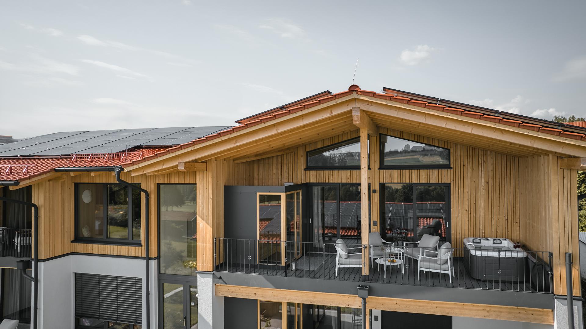 Golfhotel: Lofteigene Terrasse mit eigenem Whirlpool und eigener Sauna mit Panoramablick - ANETSEDER - Landhotel, Lofts & Golf