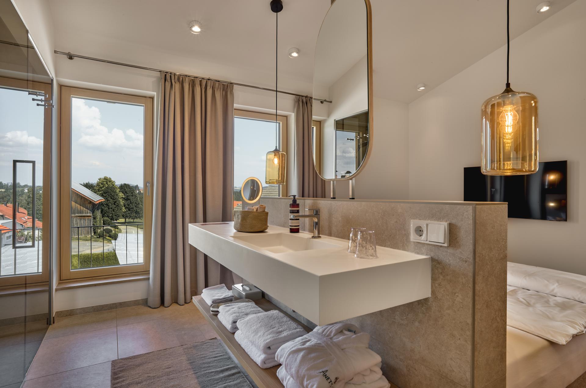 Golfhotel: Panoramaloft für 4 Personen mit jeweils 2 DZ, Wohnlounge und eigenem Spobereich mit Sauna und Whirlpool auf der Terrasse  - ANETSEDER - Landhotel, Lofts & Golf