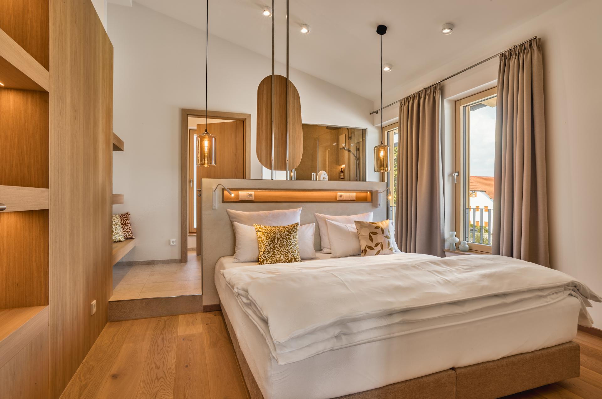 Golfhotel: Schlafzimmer Spa loft mit eigener Sauna und Whirlpool und Boxspringbetten - ANETSEDER - Landhotel, Lofts & Golf