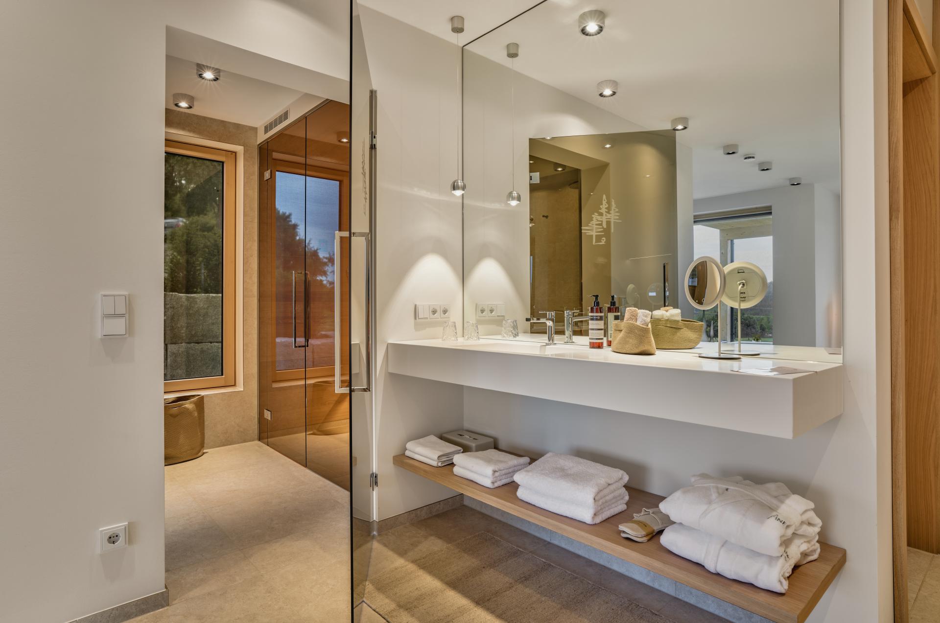 Golfhotel: Designbad mit eigener Sauna und Panoramablick - ANETSEDER - Landhotel, Lofts & Golf