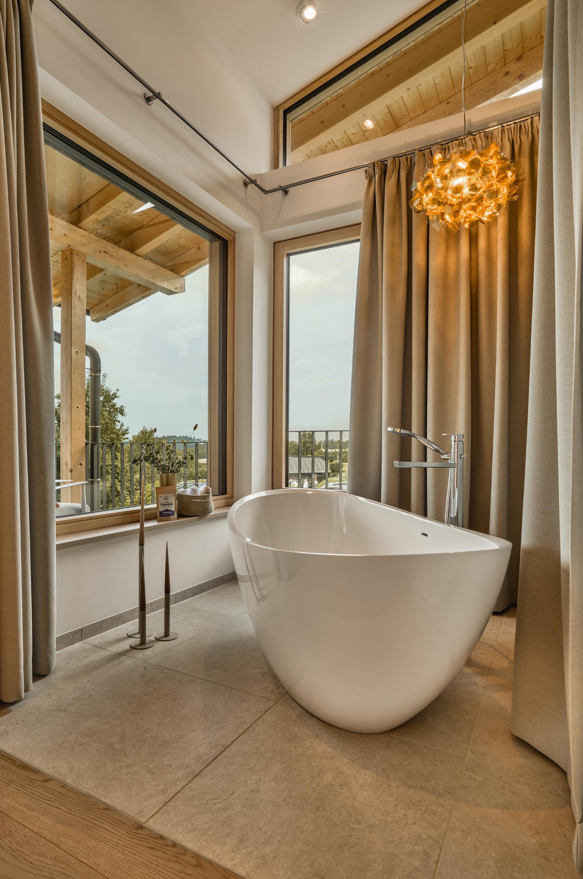 Golfhotel: Frei stehende Badewanne mit Panoramablick und Blick auf den Golfplatz - ANETSEDER - Landhotel, Lofts & Golf