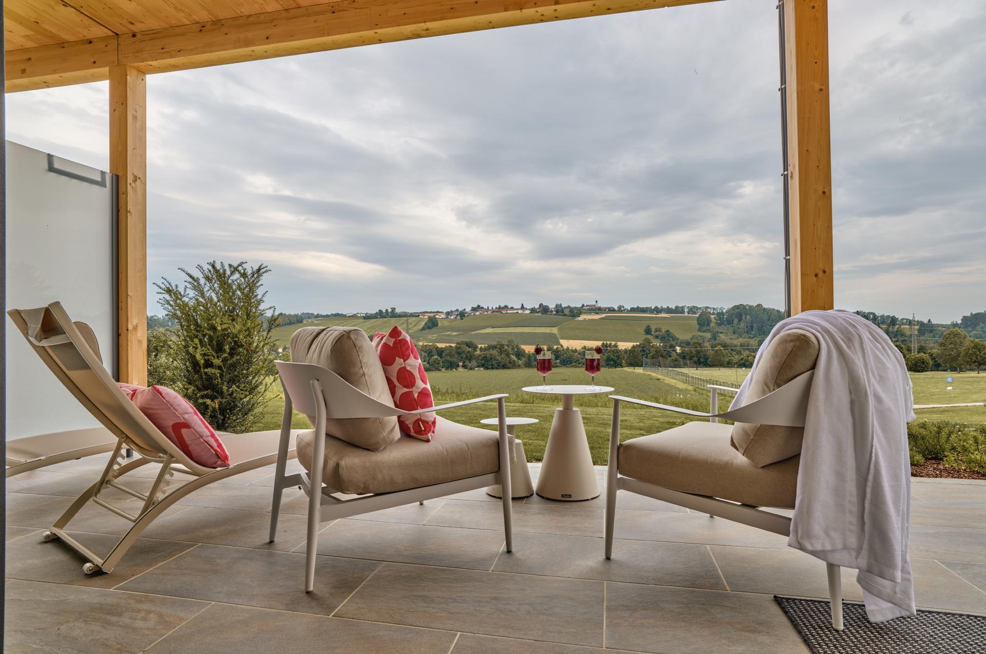 Golfhotel: Terrasse Spa Loft mit eigenem Whirlpool und Blick auf den Golfplatz - ANETSEDER - Landhotel, Lofts & Golf