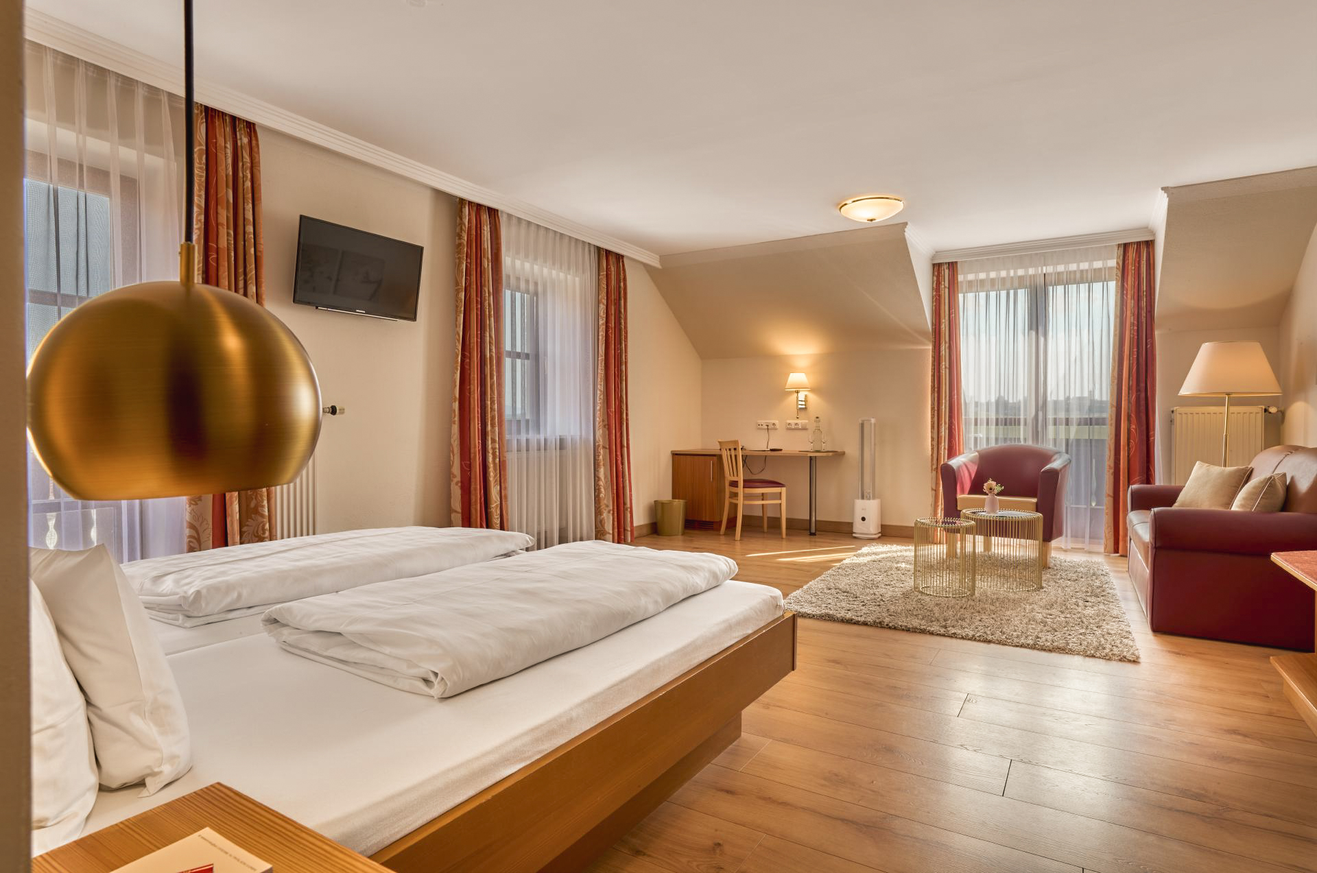 Golfhotel: Comfortzimmer mit Balkon und Panorama Blick über den Golfplatz - ANETSEDER - Landhotel, Lofts & Golf