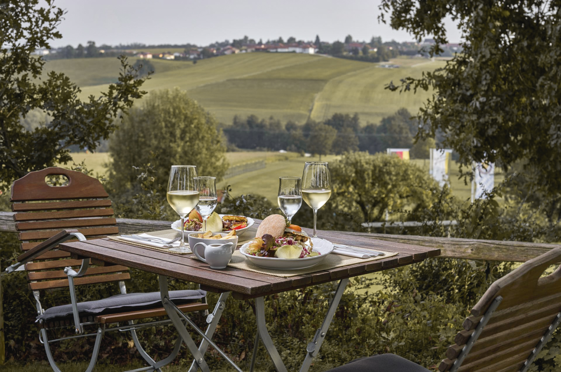 Golfhotel: Idyllischer Biergarten mit Panoramablick - ANETSEDER - Landhotel, Lofts & Golf