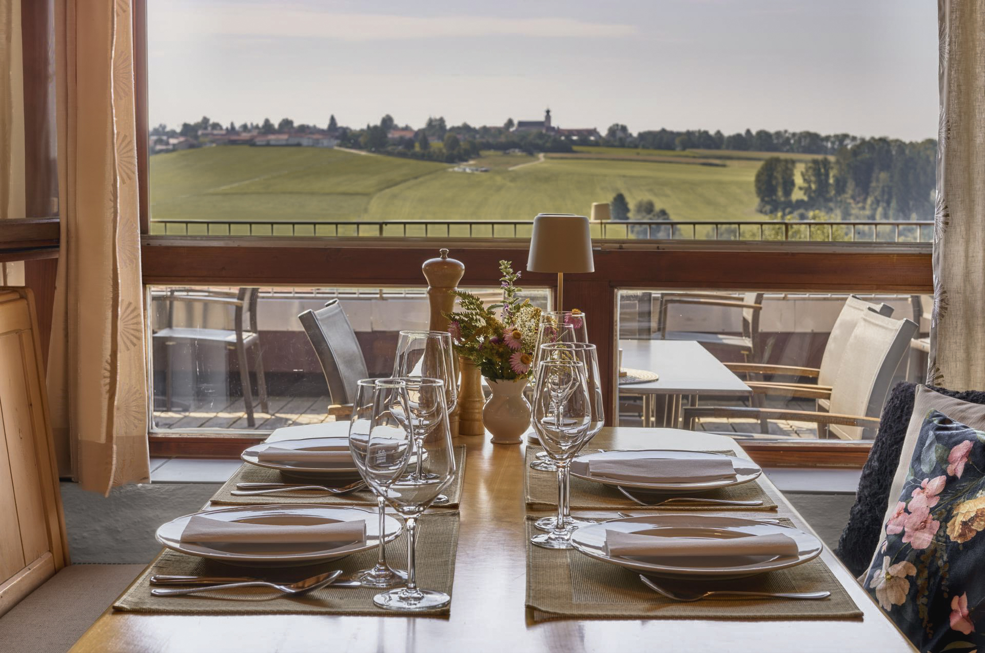 Golfhotel: Panoramablick von der Hotelterrasse und Blick zum Golfplatz - ANETSEDER - Landhotel, Lofts & Golf