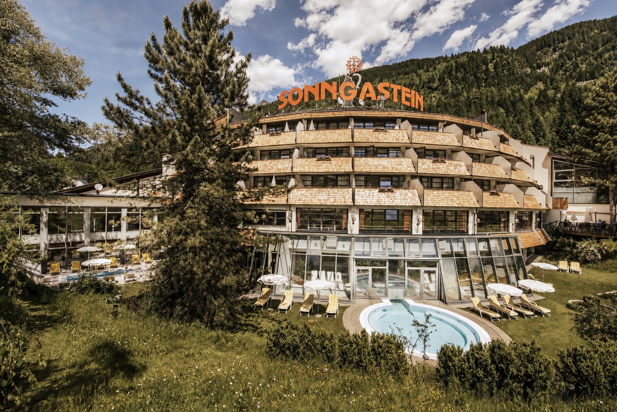 Golfhotel: Hotel Sonngastein im Sommer mit Garten und Außenpools - Hotel Sonngastein