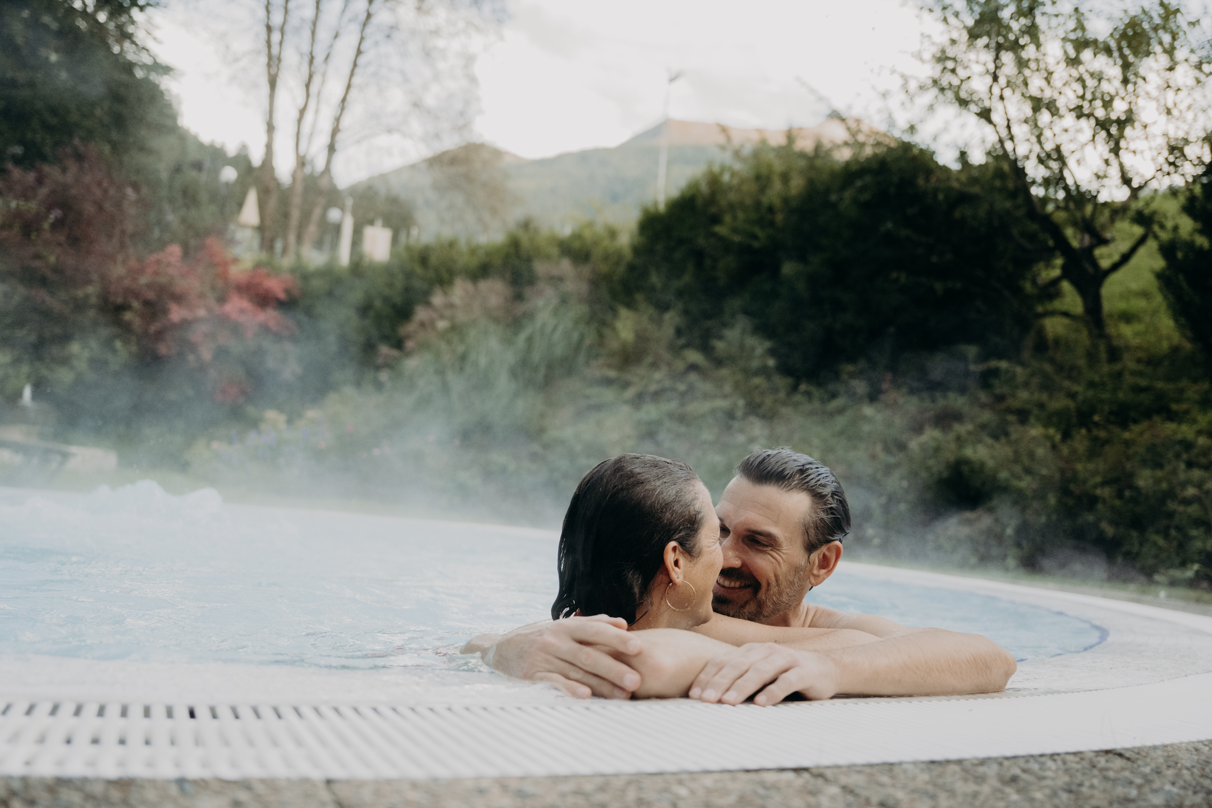 Golfhotel: Entspannung im warmen Außenpool mit Blick in die Gasteiner Bergwelt - Hotel Sonngastein