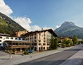 Golfhotel: Hotelaußenaufnahme - Hotel Post Lech