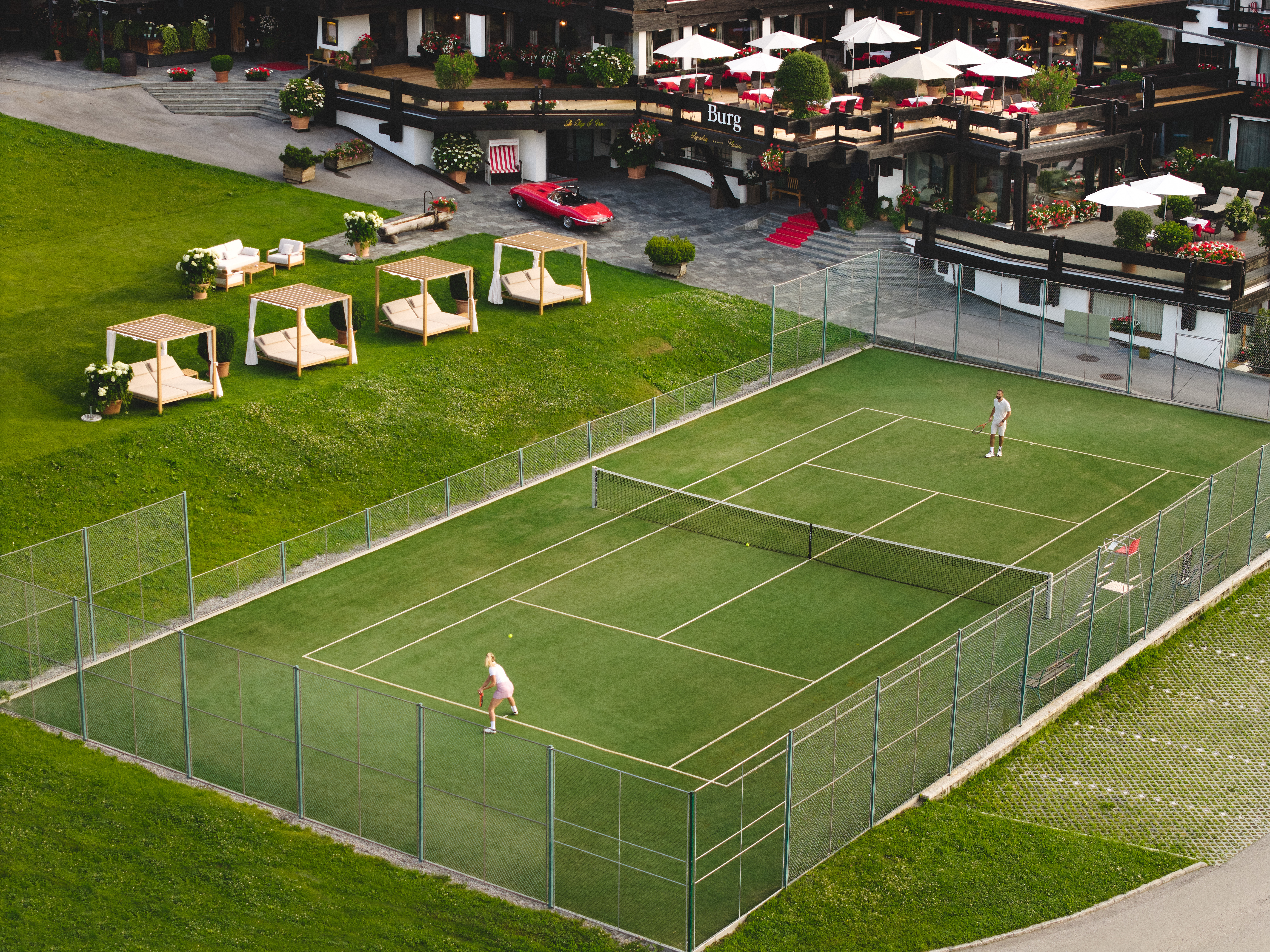 Golfhotel: Hauseigener Tennisplatz  - Burg Hotel Oberlech