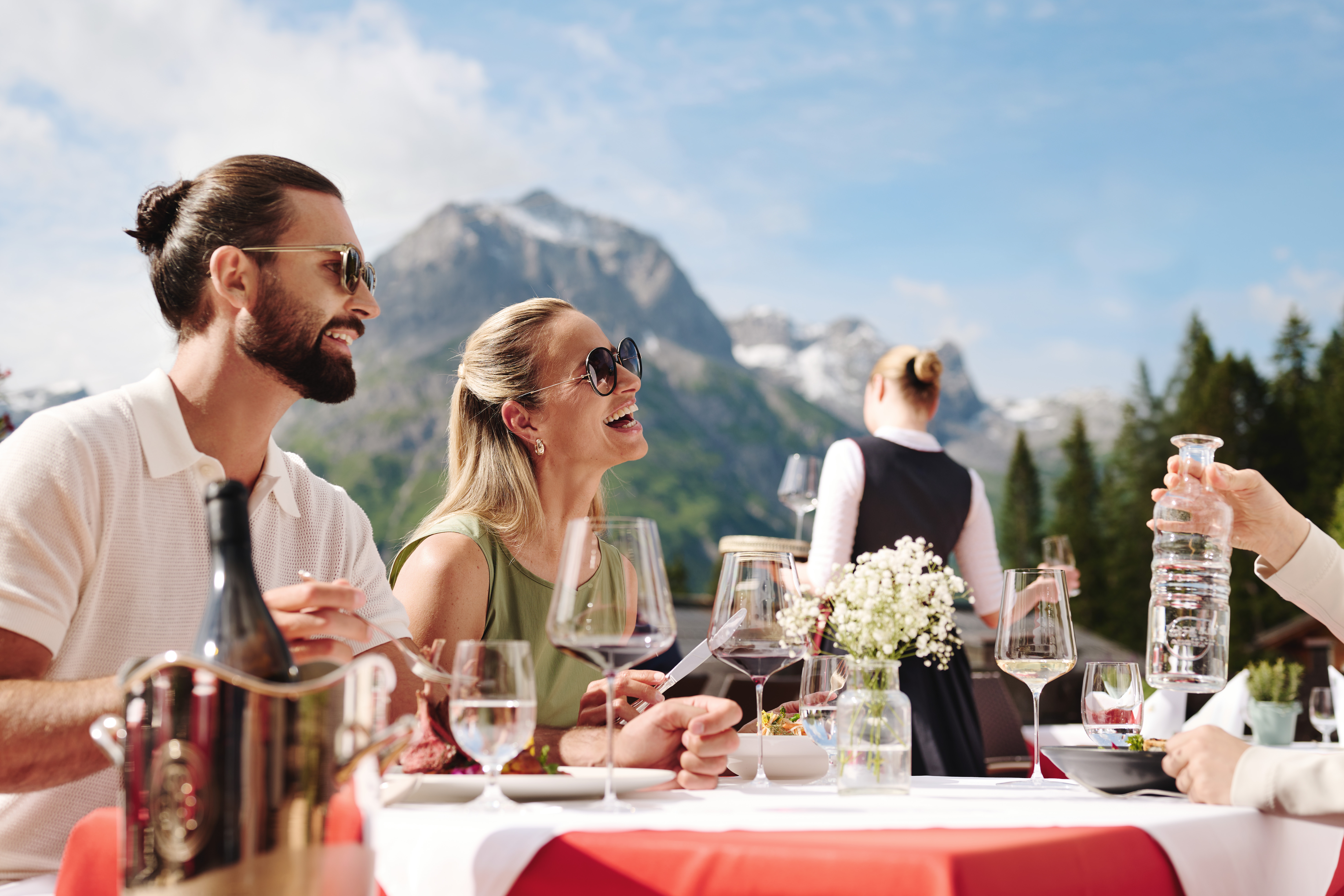 Golfurlaub - 24-Stunden Rezeption - Mittagessen auf der Sonnenterrasse des Burg Hotels  - Burg Hotel Oberlech