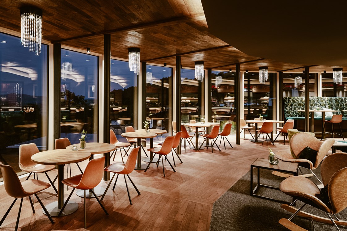 Golfhotel: Atrium am Abend - Bergkristall - Mein Resort im Allgäu