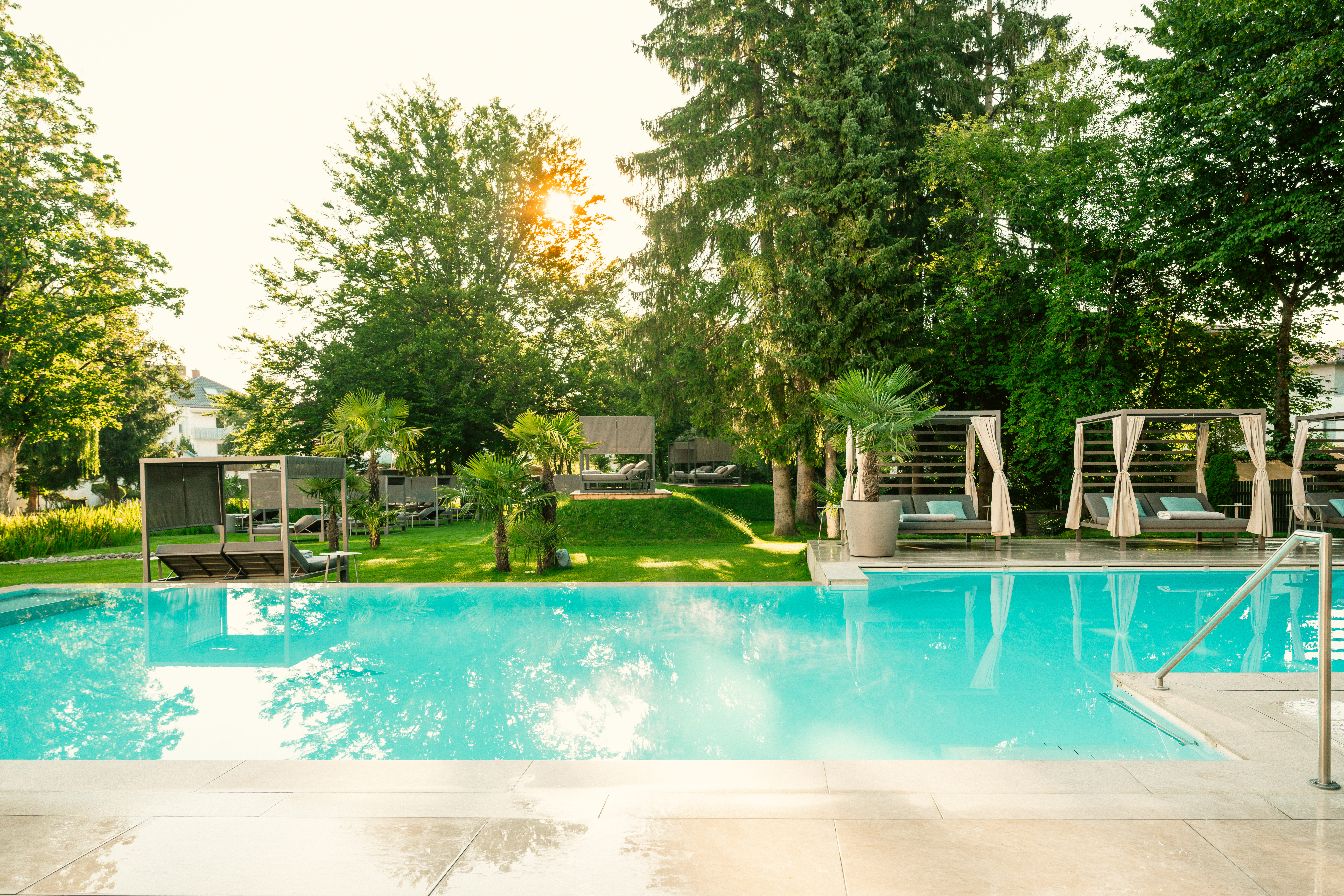 Golfurlaub - Fahrstuhl - Palmen Infinity-Pool - Das Parkhotel - Südtirols nördlichster Punkt