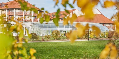 Golfurlaub - Fahrstuhl - Hotelansicht mit Thermen-Oase - Fürstenhof ****s Quellness- und Golfhotel