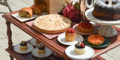 Golfurlaub - Deutschland - Kuchenwagen aus der Achentaler Lounge & Bar. Die Achentaler Kuchenzeit startet um 13.30-17.30. Feine hausgemachten Kuchen aus der eigenen Patisserie. - Das Achental Resort