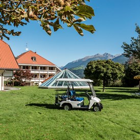 Golfhotel: Garten mit Golf Car - Hotel Schönblick