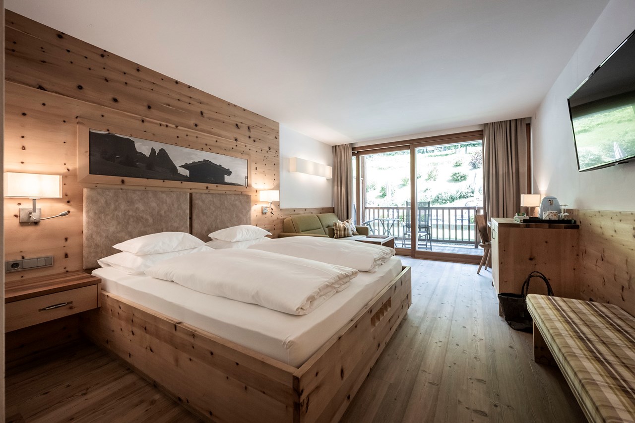 Dolomites Nature Hotel Vigilerhof Zimmerkategorien Doppelzimmer / Familienzimmer Bergblick mit Balkon