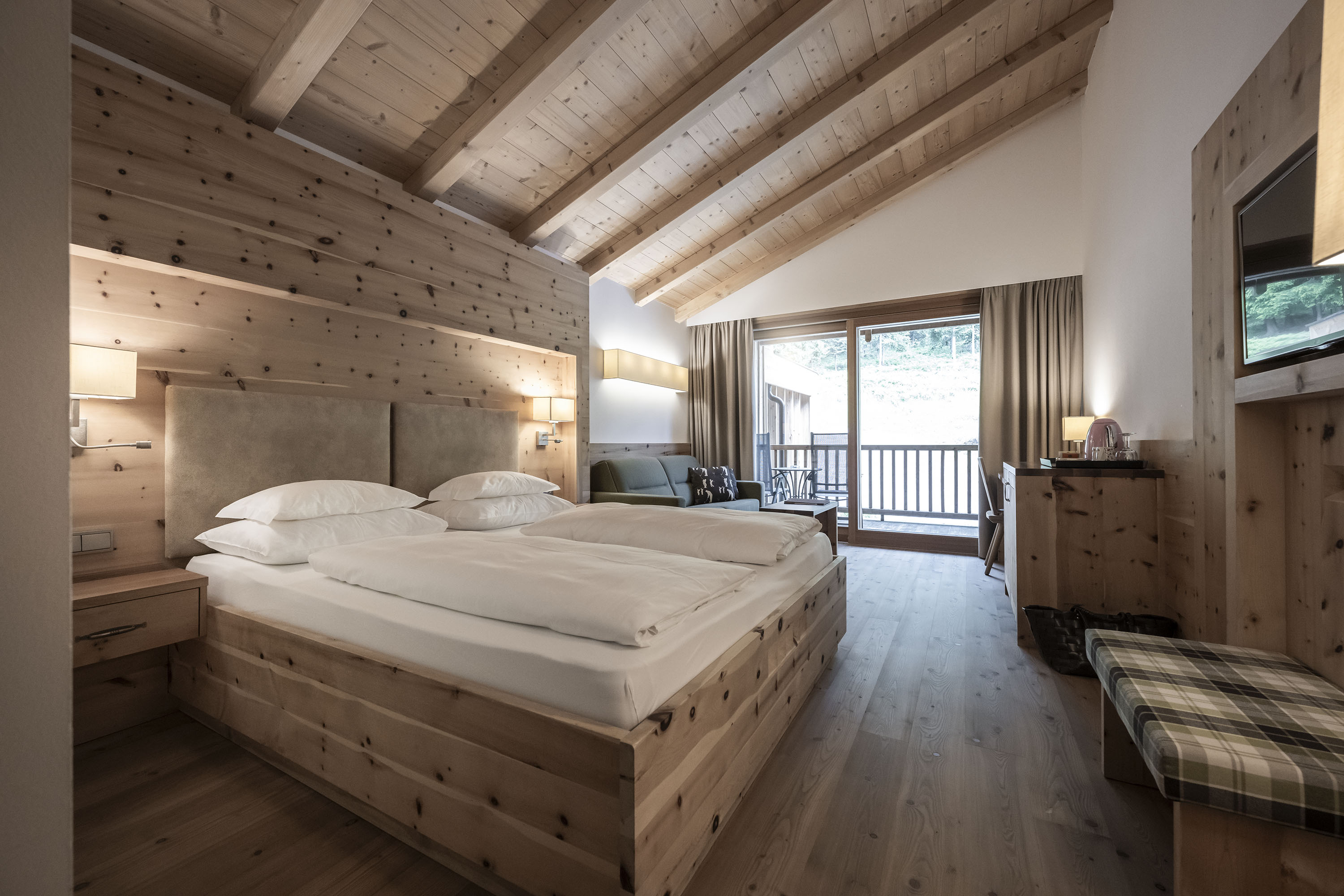 Dolomites Nature Hotel Vigilerhof Zimmerkategorien Doppelzimmer / Familienzimmer Talblick mit Balkon