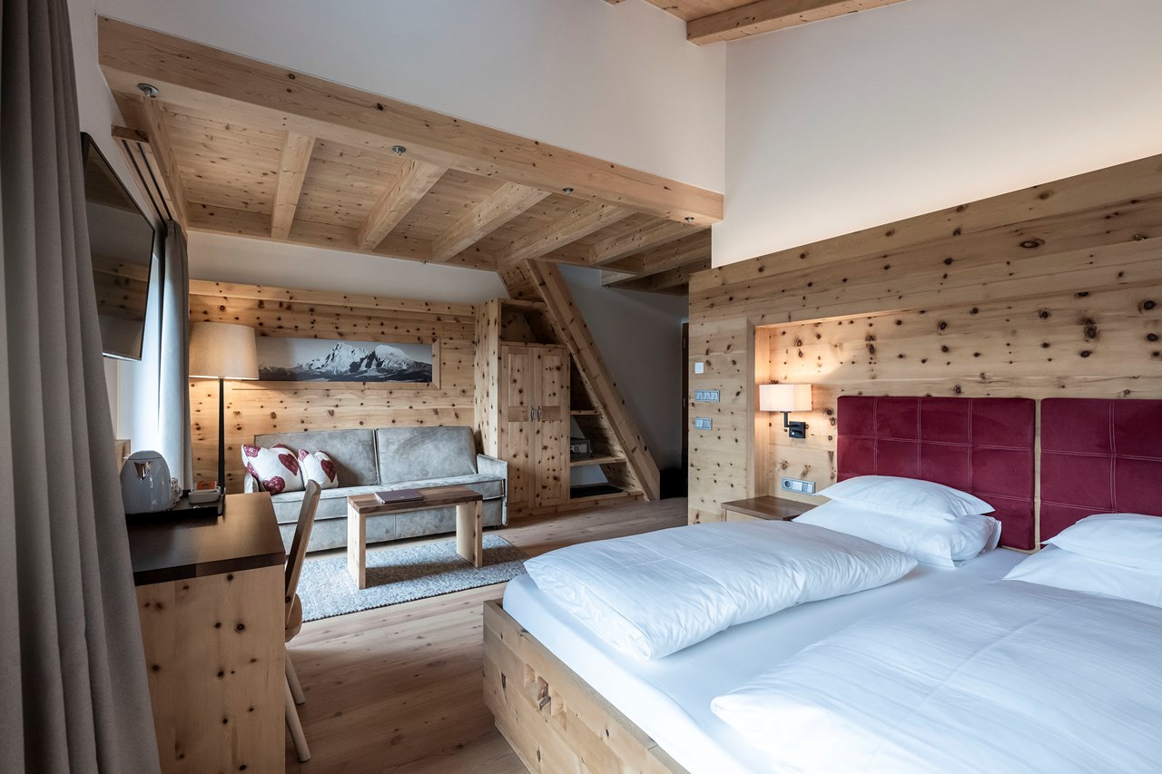 Dolomites Nature Hotel Vigilerhof Zimmerkategorien Doppelzimmer / Familienzimmer Mansarde mit Balkon
