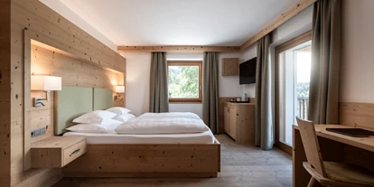 Golfurlaub - Sauna - Doppelzimmer / Familienzimmer Talblick mit Balkon - Dolomites Nature Hotel Vigilerhof