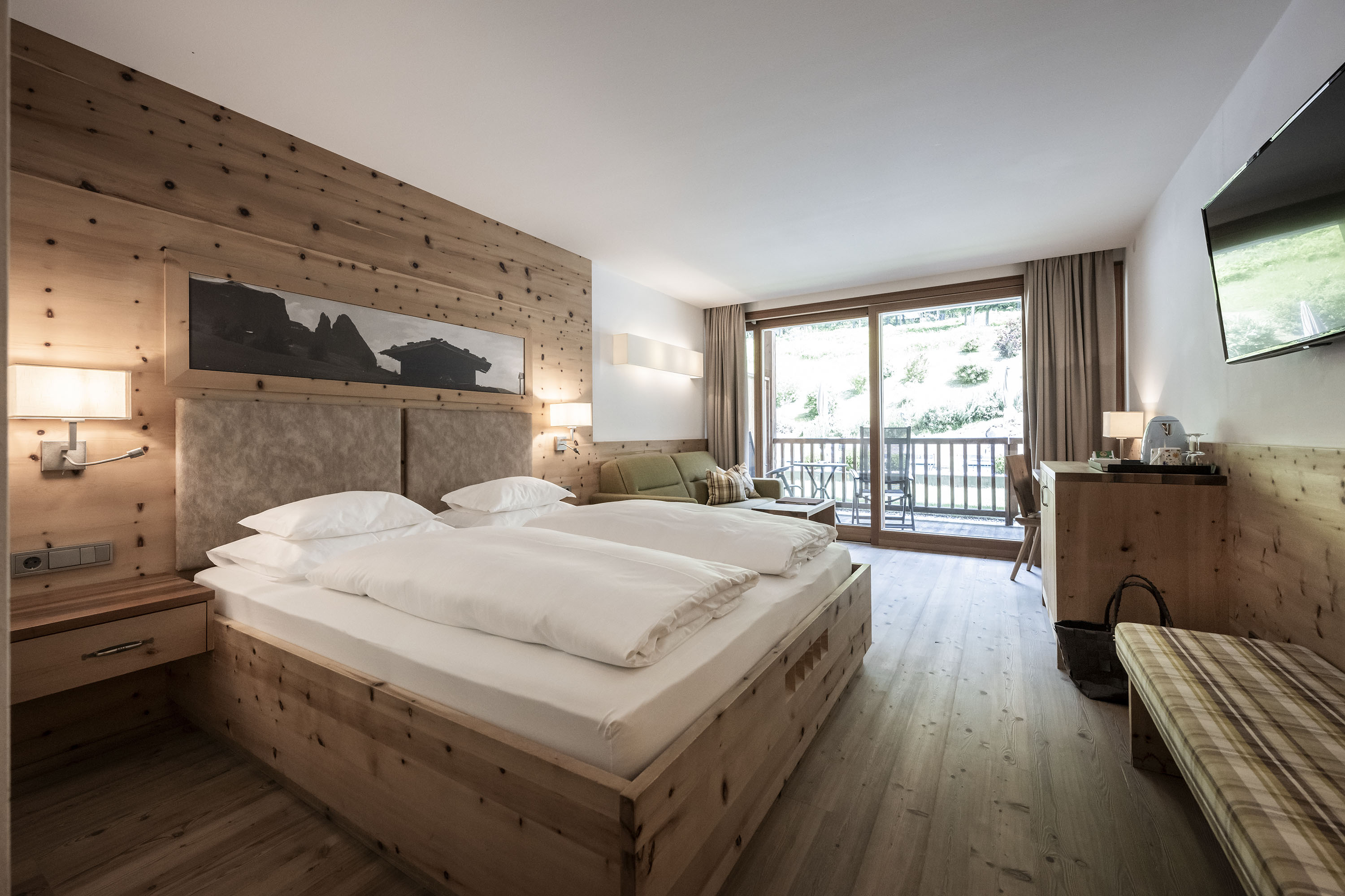 Golfhotel: Doppelzimmer / Familienzimmer Bergblick mit Balkon - Dolomites Nature Hotel Vigilerhof
