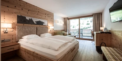 Golfurlaub - Sauna - Doppelzimmer / Familienzimmer Bergblick mit Balkon - Dolomites Nature Hotel Vigilerhof