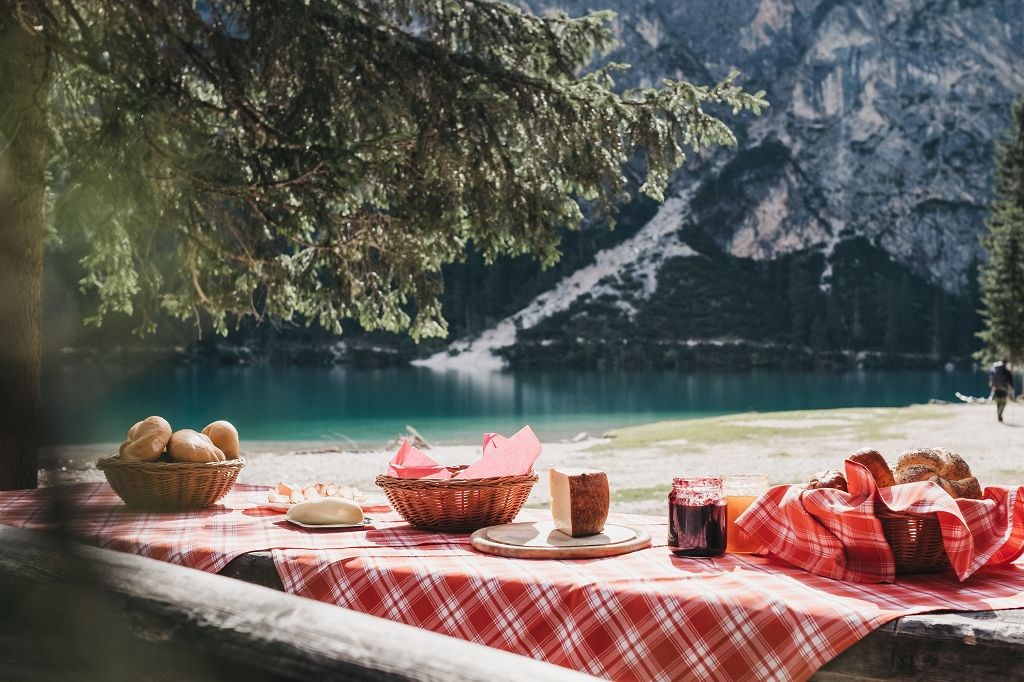 Hotel Rudolf Ausflugsziele Geführte GENUSS-WANDERUNG um den berühmten Pragser Wildsee mit Frühstück 