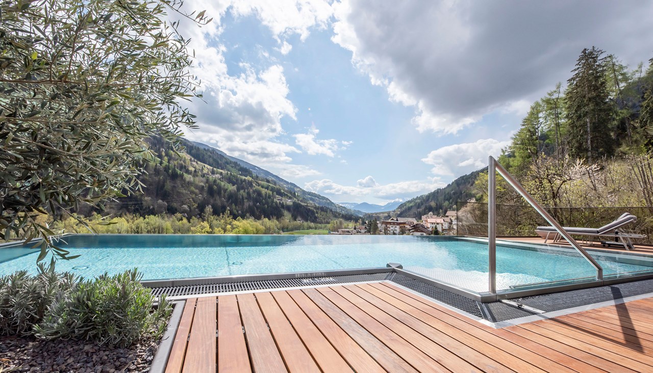 Quellenhof Luxury Resort Passeier Zimmerkategorien Infinity-Chalet mit Pool und Sauna