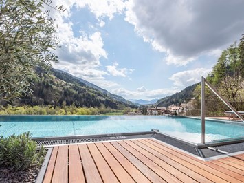 Quellenhof Luxury Resort Passeier Zimmerkategorien Infinity-Chalet mit Pool und Sauna