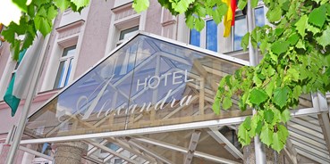 Golfurlaub - PLZ 08523 (Deutschland) - Außeneingang - Hotel Alexandra